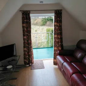 Cotswold Apartment with Panoramic Balcony Views - Image 3