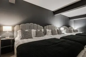 VIP city centre apartment sleeping 12-20 people. - Image 3