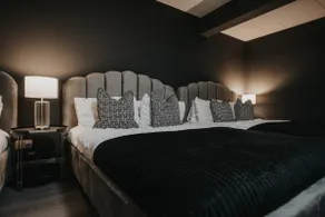 VIP city centre apartment sleeping 12-20 people. - Image 2