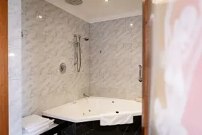 Champagne King Spa Suite in North Adelaide - Image 5