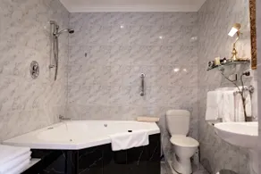 Champagne King Spa Suite in North Adelaide - Image 4