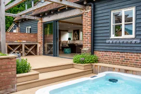Osiers Stables at Oakwood West, hot tubs nr Bosham - Image 2