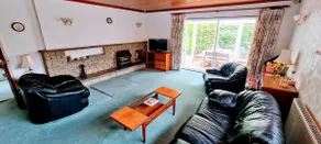 Spacious and comfortable bungalow in a quiet road - Image 3