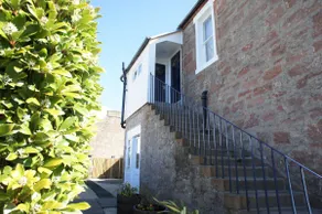 Beautiful 2 bedroom in a brilliant location! - Image 5