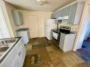 2BR/1.5BA - AC- Private upper unit of a duplex house. Few steps to Light Rail - Image 5