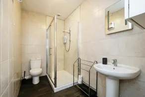 3-Bedroom Apartment Prime High Street Location - Image 5