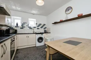 3-Bedroom Apartment Prime High Street Location - Image 4