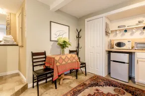 Studio + pvt bath, kitchenette (no cleaning fee) - Image 4