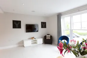 Immaculate Central Windsor Town House with parking - Image 4