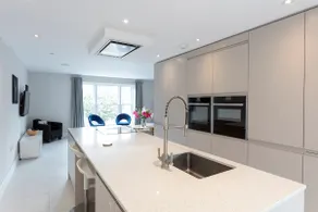 Immaculate Central Windsor Town House with parking - Image 3