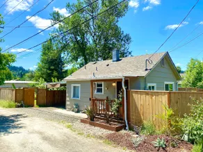 Friendly Alley Bungalow~Private Oasis Close to UO - Image 3