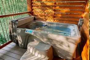 Aharming Treehouse Getaway with Treetop Views - Image 2