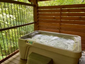Aharming Treehouse Getaway with Treetop Views - Image 4
