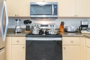 Spacious 3BR with Free Parking - Image 2