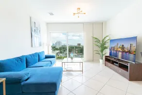 Spacious 3BR with Free Parking - Image 4