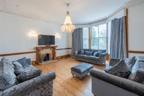 A luxurious Victorian mansion garden apartment - Image 2