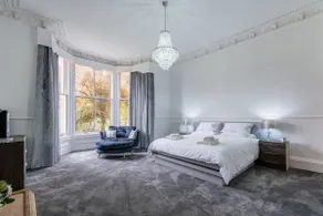 A luxurious Victorian mansion garden apartment - Image 3