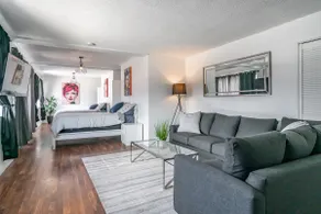 Niagara Falls,Canada, Prime Location,Free parking! - Image 2