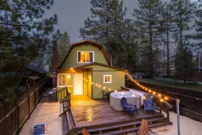 Hot Tub, Firepit, Dog Friendly, 2-min Walk to Hike - Image 3