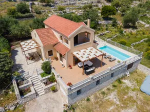 Guiscardos Luxury Villa - Image 3