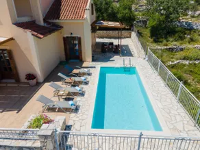 Guiscardos Luxury Villa - Image 4
