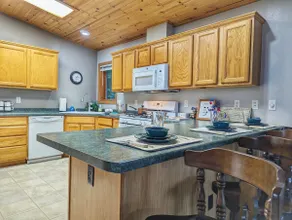 Relaxing nature getaway with all the amenities - Image 5