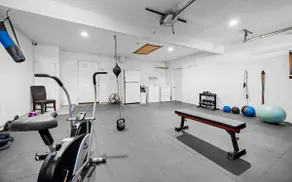 King Bed+Pool Table+Arcade+BBQ+Gym+Pancakes+Coffee - Image 3