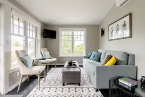 Light-filled one bedroom cottage with garage. - Image 5