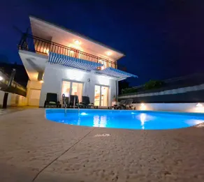 Bella Ciao holiday house with heated pool - Image 3