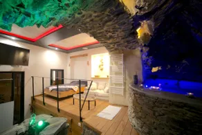 Private Jacuzzi & Patio, Beach at 20m, A/C - Image 3