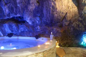 Private Jacuzzi & Patio, Beach at 20m, A/C - Image 2