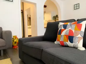 Stunning Seaview - Perfectly Located 2 Bedroom Apt - Image 4