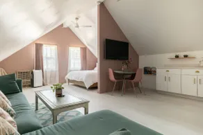 The Carriage Loft on 7th Street - Image 2