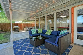 Hot Spa retreat, game room, close to Stockyards! - Image 4