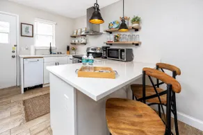 Walk to Downtown•King Bed • Outdoor Lounge•Coastal - Image 5