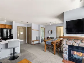 Village reno’d top-floor w/ free parking - Image 5