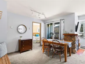 Village reno’d top-floor w/ free parking - Image 4
