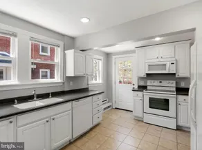 NEW!!! Spacious 3 br single/off steet parking, XBOX, Arcade, Ping Pong - Image 4