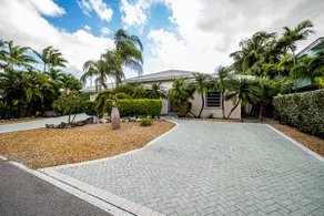 *Newly Renovated Single Family Home w/Private Pool - Image 5