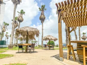 Summer Breeze beachfront condo sleeps max 6 - Image 3