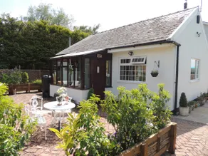 Charming Garden Annexe In Southport - Image 2