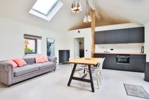 Private Estate: Swimming Pool, Home Theater & 100% Peace and Quiet - Image 4