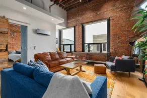 XCHNG Unit A. Downtown Luxury Loft w/ King Bed - Image 2