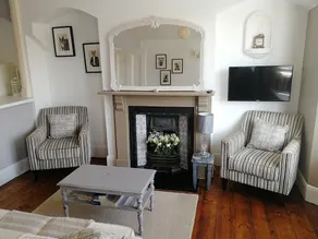 Gorgeous 3 bedroom home opposite beach. ! - Image 2