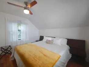 Apt. w/deck, king bed, air & close to everything - Image 4
