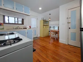 Apt. w/deck, king bed, air & close to everything - Image 3
