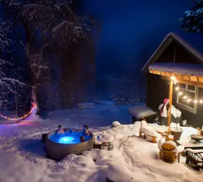 Hot tub + Sauna - Bees Knees King Suite - Image 5