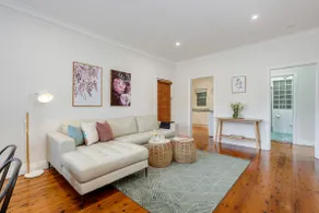Darby Street Retreat | Walk to beach & Cafes - Image 2