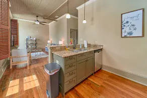 The ”Noah Trust” Room Historic Downtown Apt - Image 3