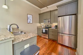 The ”Noah Trust” Room Historic Downtown Apt - Image 4